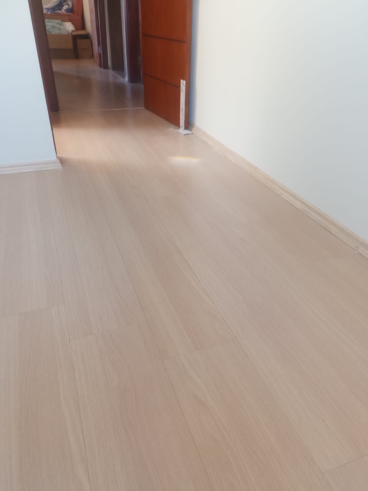 Piso laminado claro em corredor