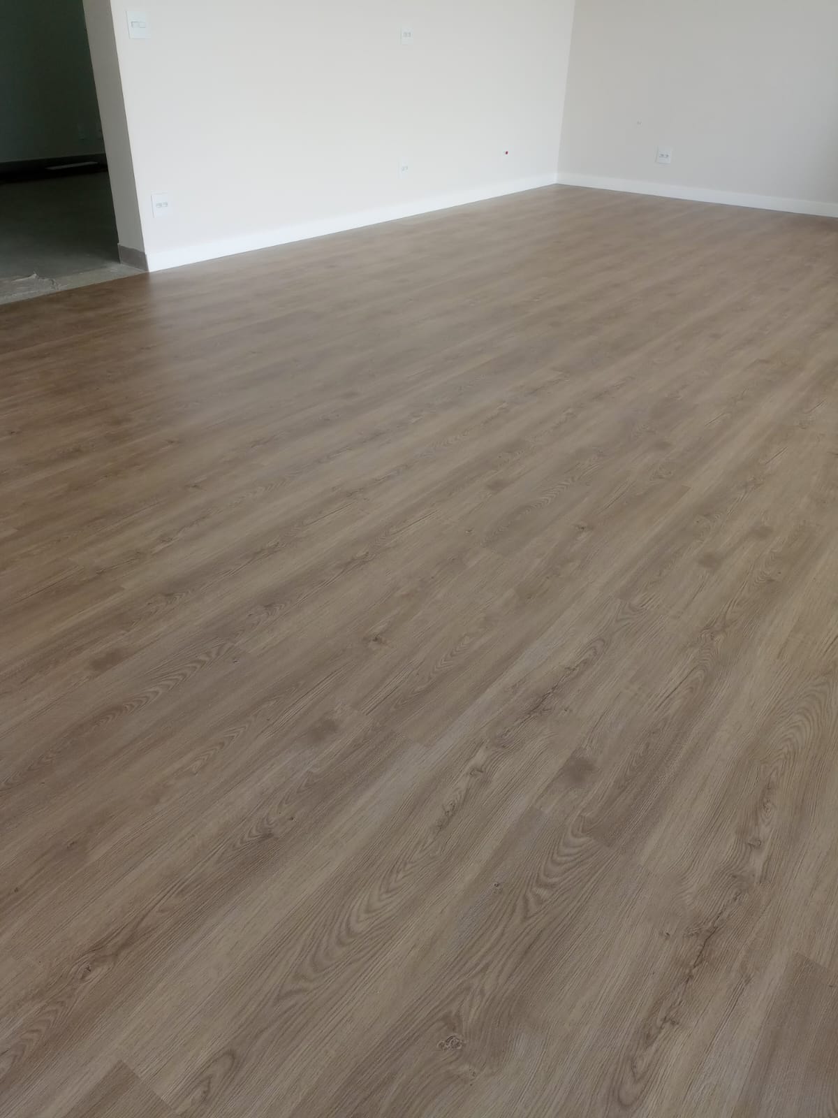 Piso vinílico instalado em sala ampla