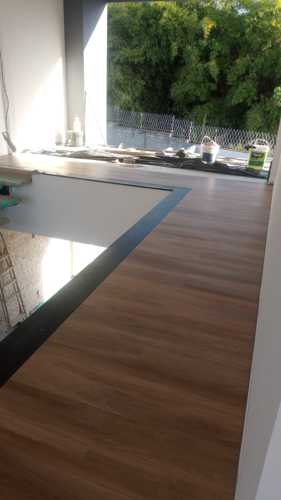 Piso vinílico amadeirado em área social